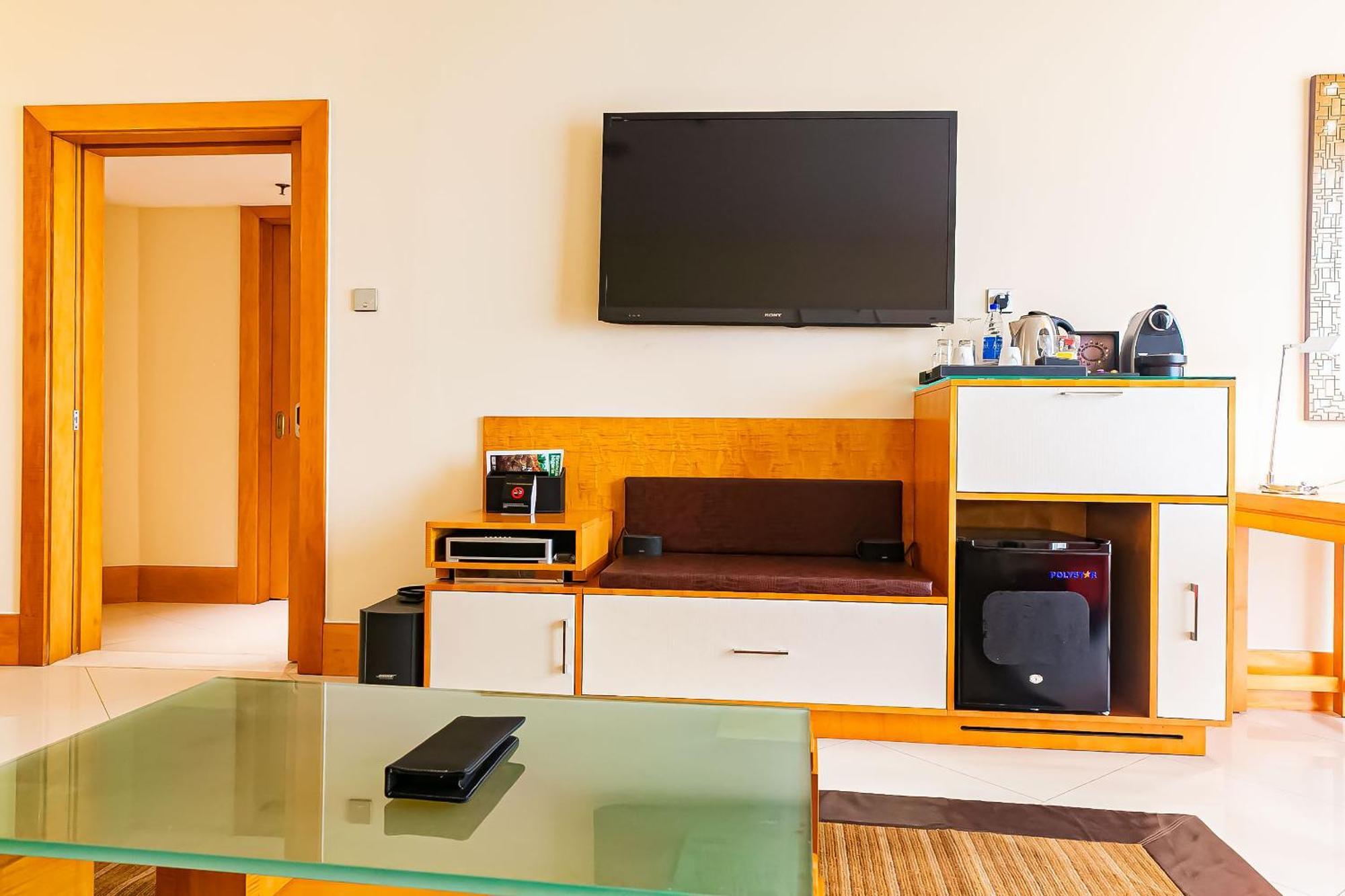 Lagos Continental Hotel Екстер'єр фото A television set in a hotel room